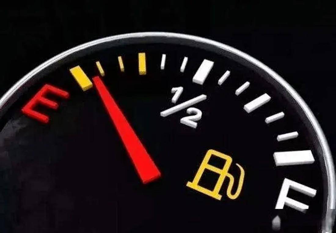 按照一般正常的油耗来计算,当油表灯亮起时,油箱剩余油量基本还能再跑