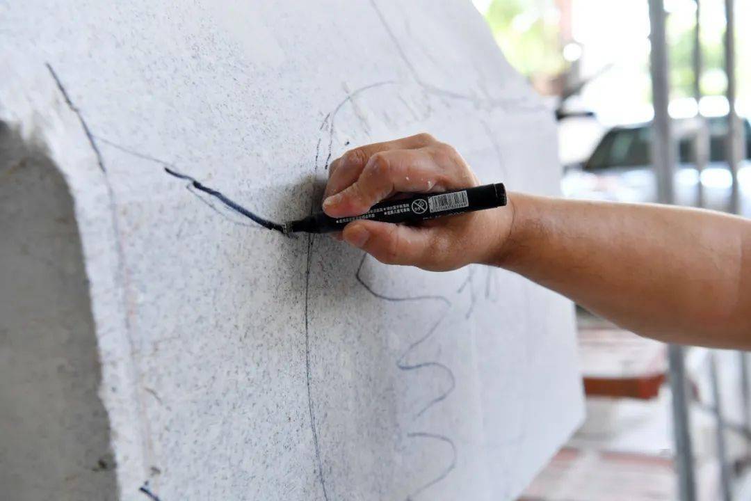 举重世界冠军和世界纪录创造者,国际级运动健将——何英强,就是我市