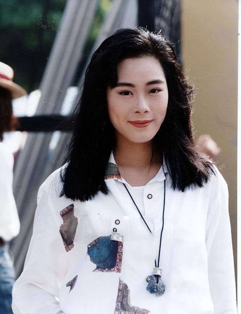 歌手关淑仪:未婚生子,与小23岁主播恋爱,56岁和儿子相依为命_关淑怡