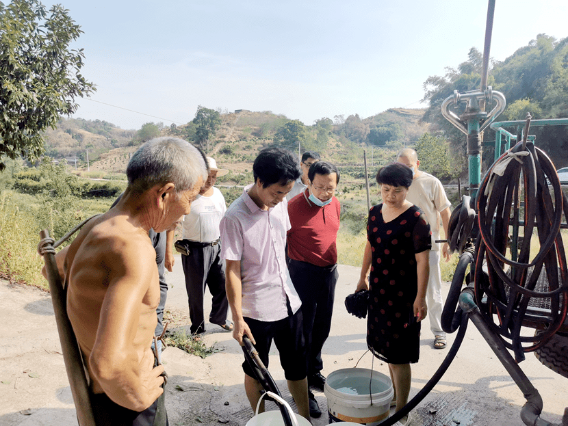 当天,张世英一行实地查看了慈云镇高速路下道口常态化疫情防控工作