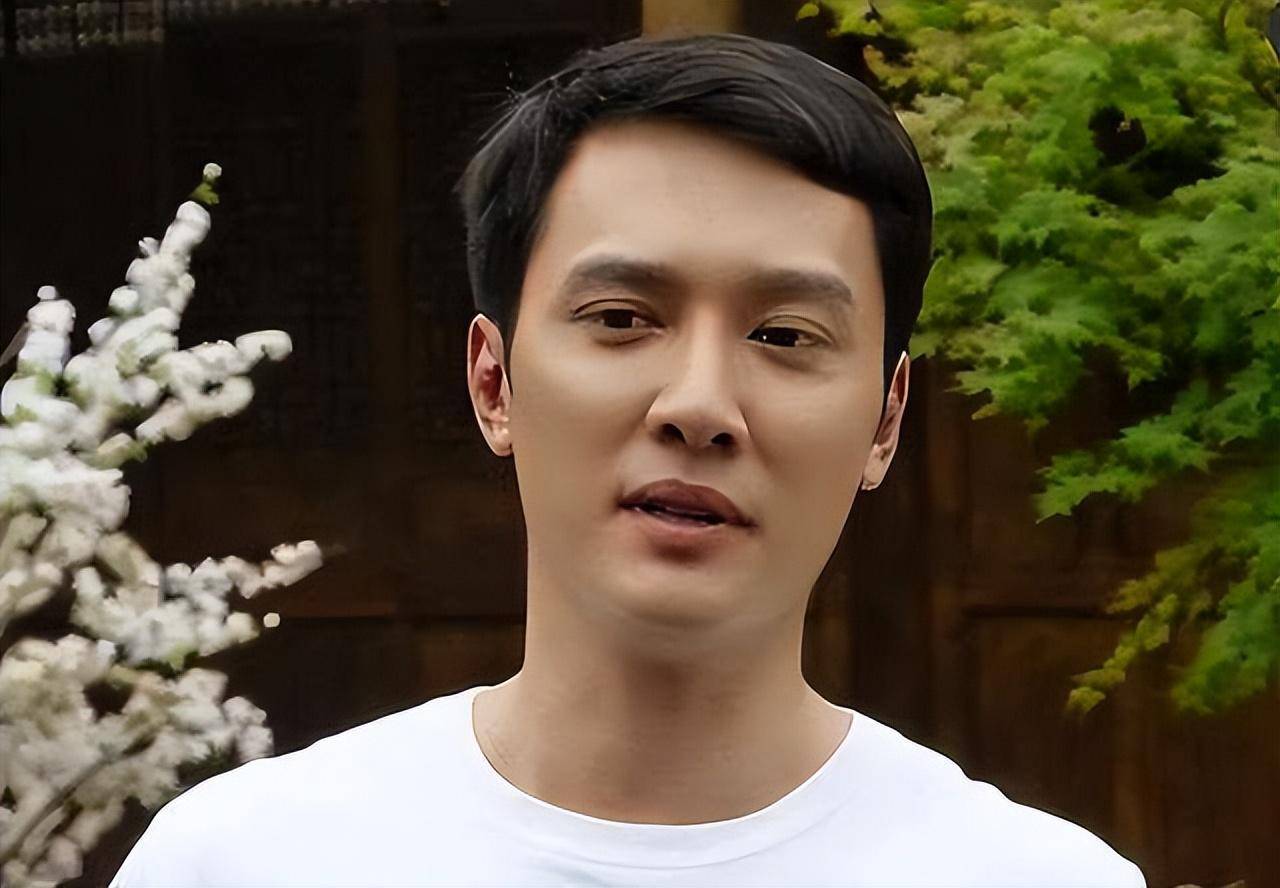 冯绍峰陈宝国机场偶遇颖儿,脱口就喊徐妙云,颖儿反应笑翻全场_朱棣