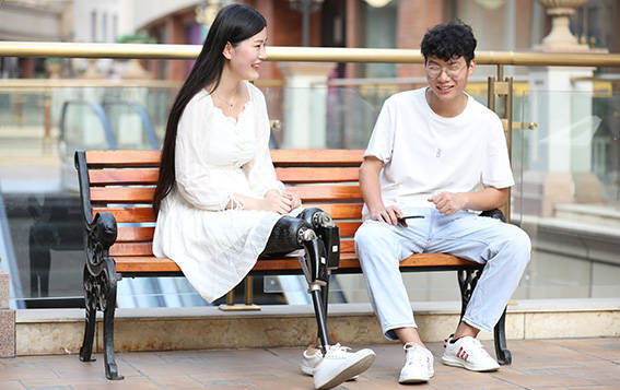 给你解决接受腔问题,只有确保假肢接受腔和残肢匹备没有问题情况下,才