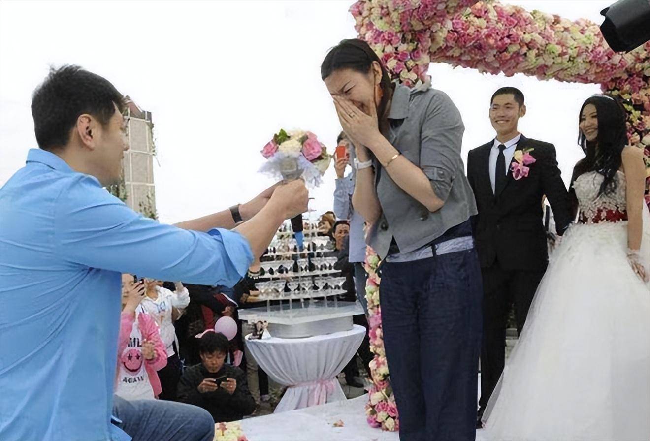 男篮名将莫科:痛失前妻一夜白头,再婚不忘和妻子赡养前妻父母_周亚飞