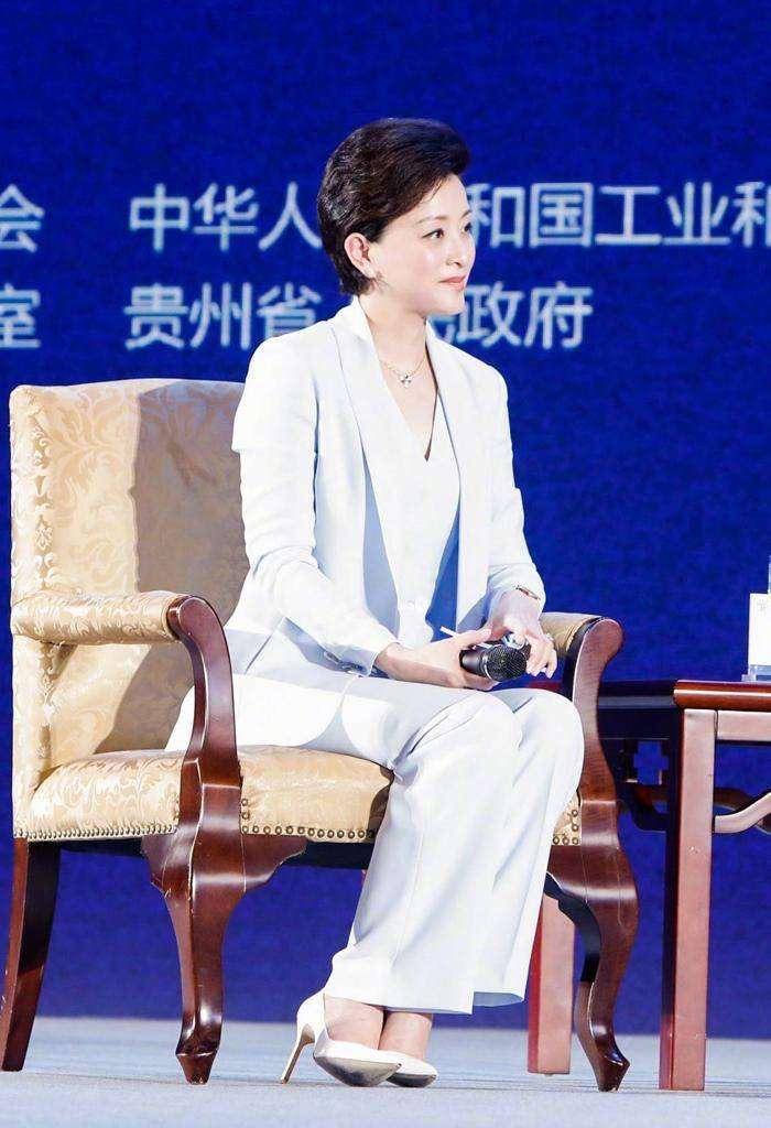 型的面料让这套衣服完全贴合了身材曲线的走势,凸显了杨澜的匀称身材