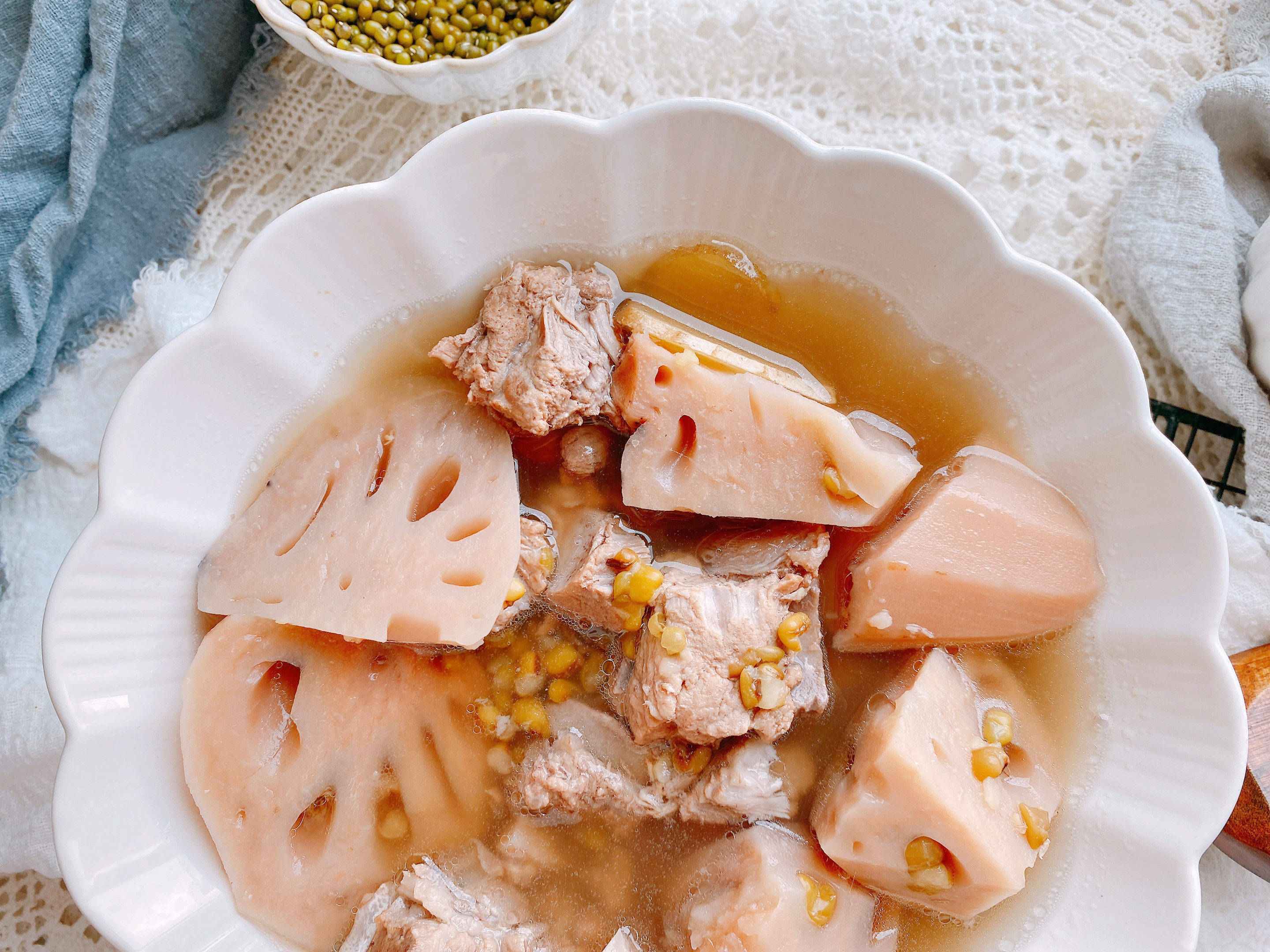 2节莲藕1把绿豆,炖出最适合秋天的汤,清热降火健脾补钙,超好喝_食材