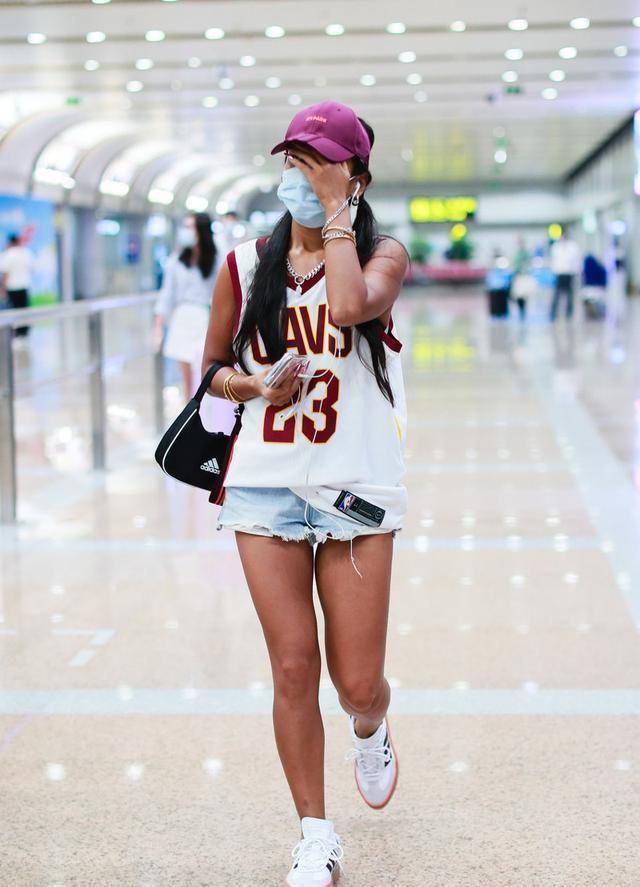 吉克隽逸选择搭配的就是篮球服,吉克隽逸献唱了2022年的篮球世界杯