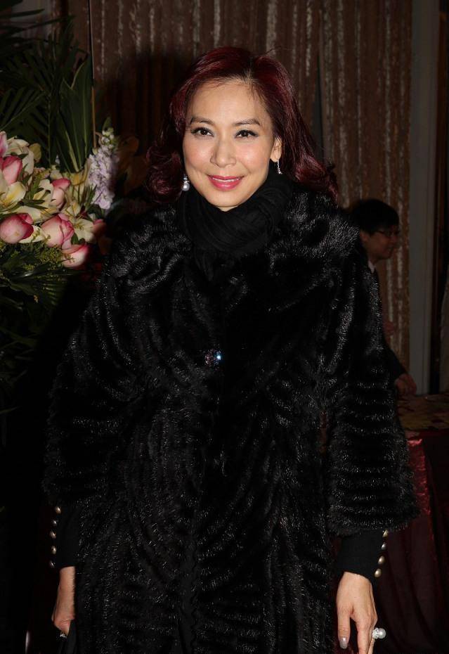 58岁邝美云才是真贵妇,穿蕾丝旗袍好优雅,气质光靠钱堆不出来_西装