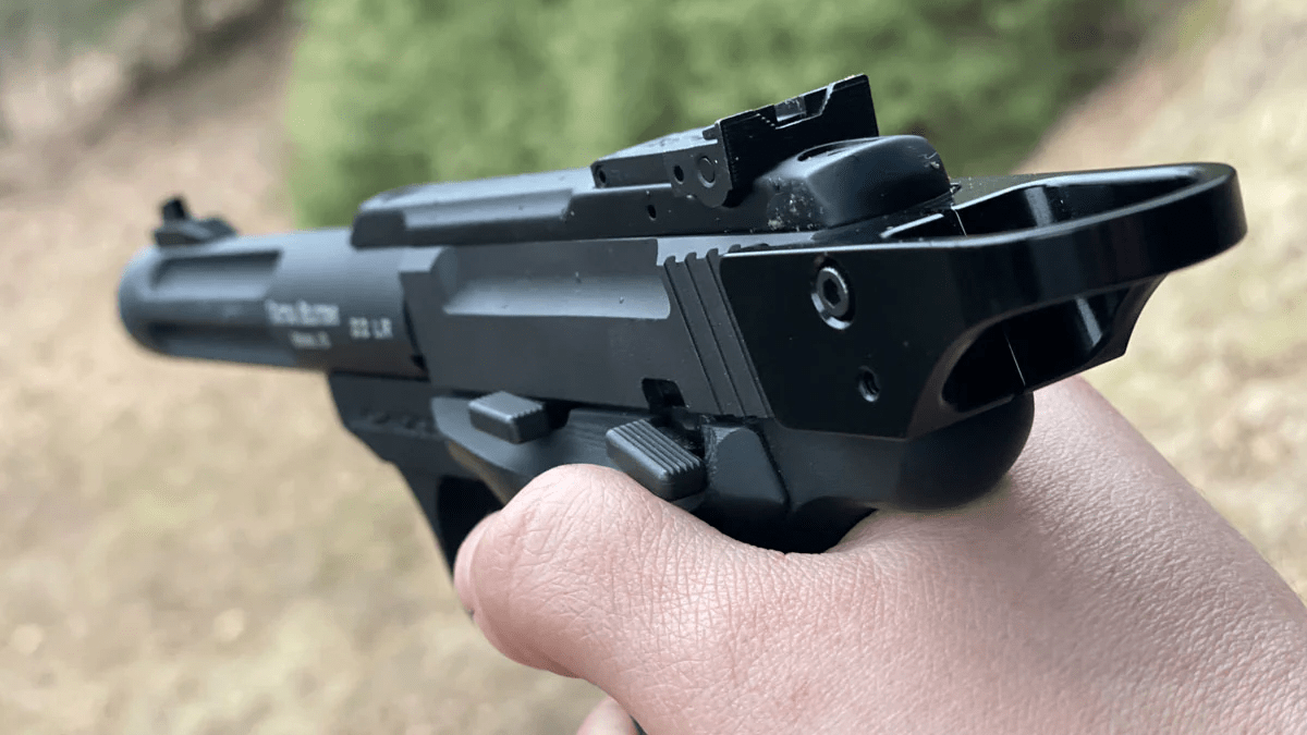 勃朗宁巴克马克手枪:一把非常优雅,有三十多个型号的.