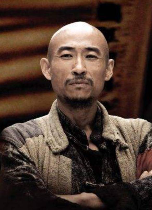 里呆着,无戏可拍,也坚决不出演抗日神剧,这一点也值得很多演员学习