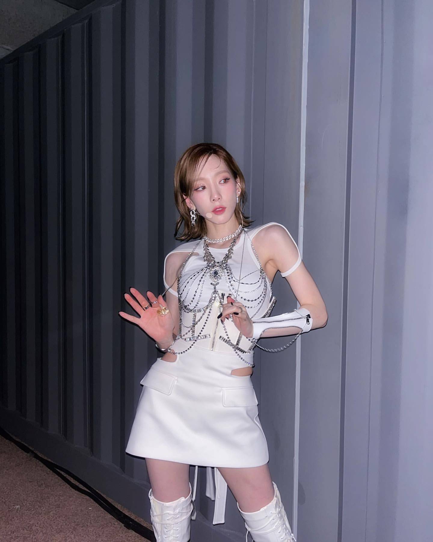 少女时代泰妍晒出近照,越发消瘦的身材,引发了网友们的关注_演唱会