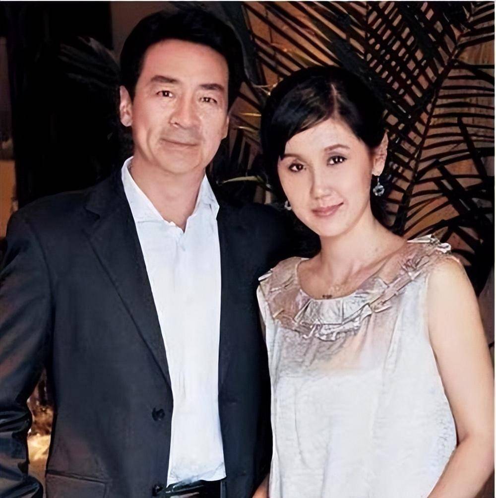 寇振海三婚娶小21岁李婷,54岁得子不敢老去,女儿与妻子处成闺蜜