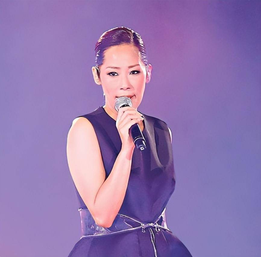 歌手关淑仪:未婚生子,与小23岁主播恋爱,56岁和儿子