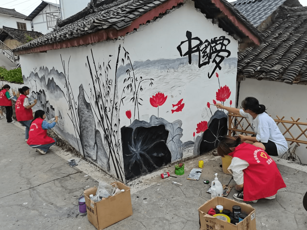 黔东南民族职业技术学院携手新州镇开展美丽乡村百米墙绘义务绘制活动_学坝_文产_大学生