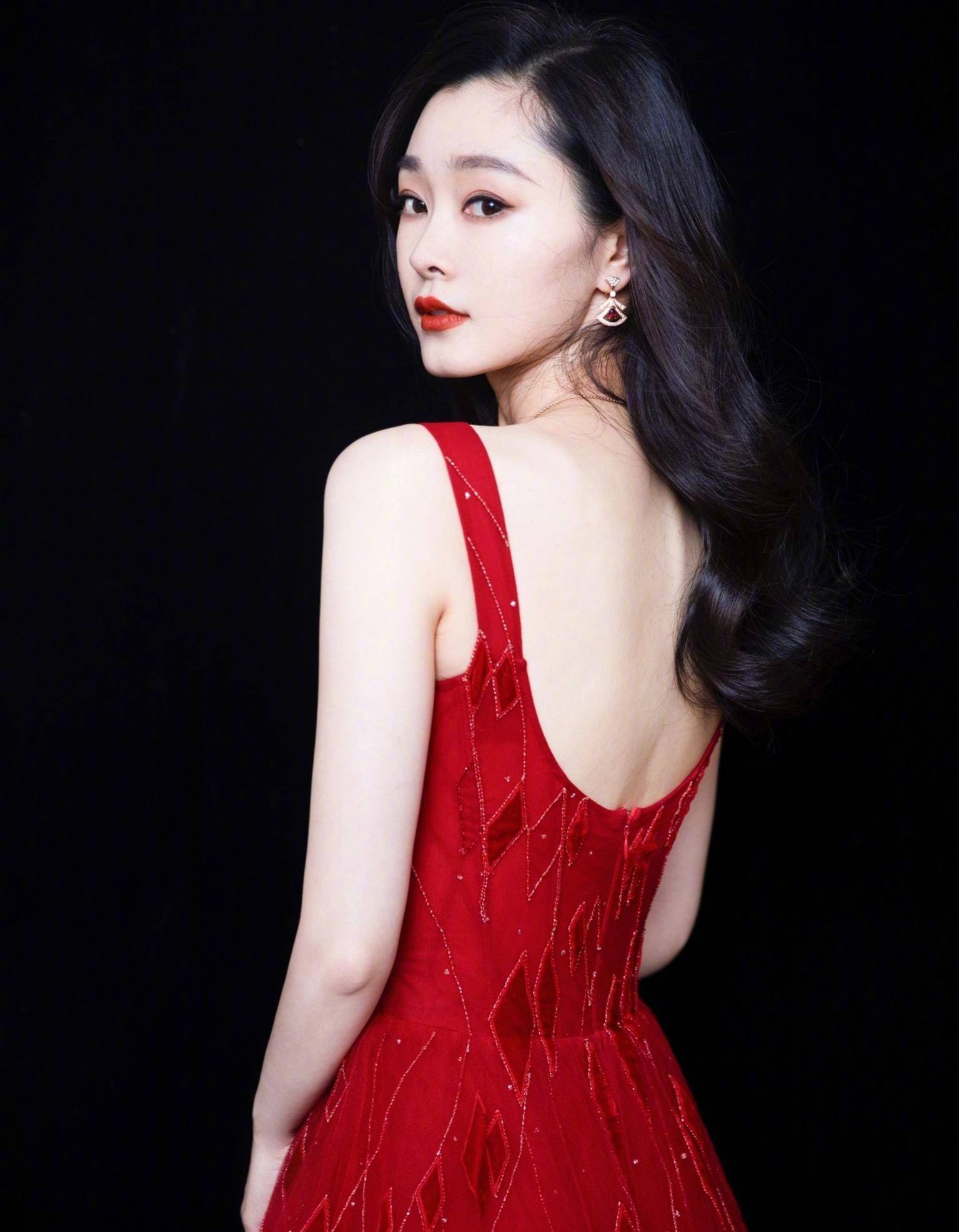 宋轶甜度超标,一袭波点红裙优雅大气,双麻花辫清新减龄又有活力