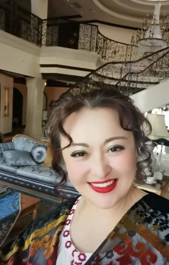 51岁"杨贵妃"王璐瑶晒豪宅,客厅大到能踢球,一整墙