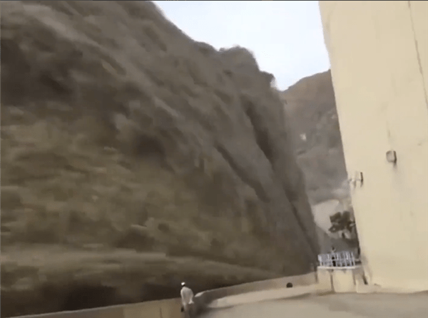 巴基斯坦石坝开闸泄洪似电影特效：水浪涌上几十米高空