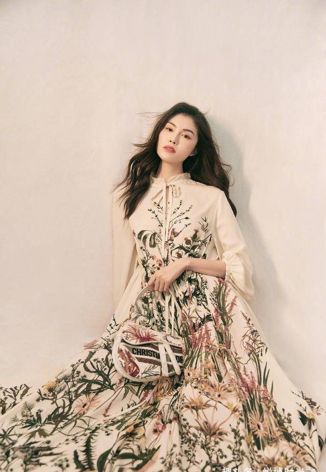 何穗皮肤白到发光,驾驭复古长裙温婉迷人,骨架大太占优势_身材_时尚