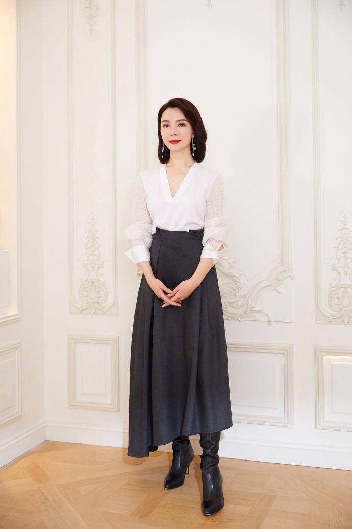 陈数与老公合体亮相真隆重,穿金色宫廷风长裙像贵妇,气质太好_剪裁