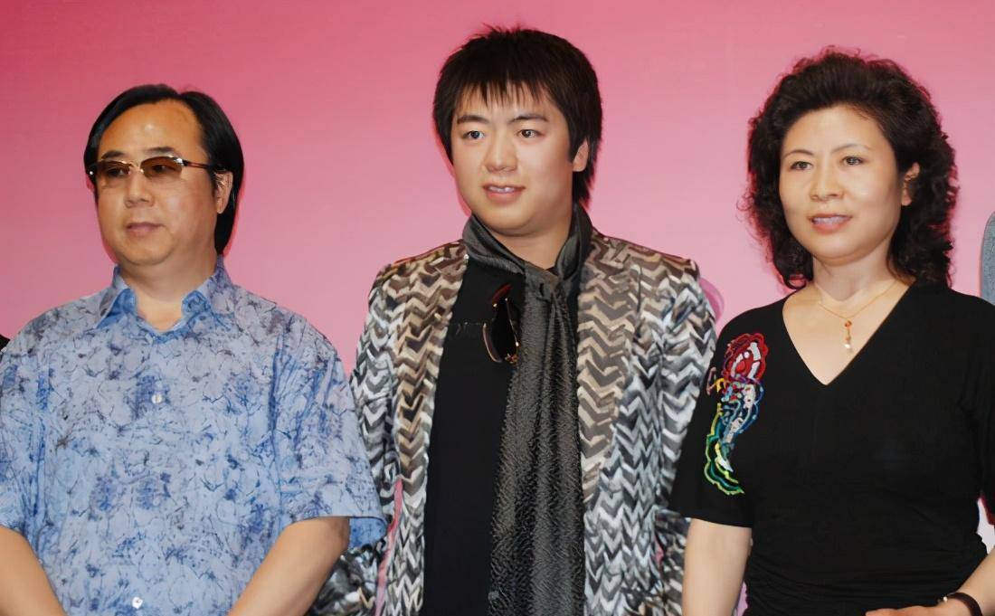 郎朗与父母仿佛晴天霹雳,郎朗和父亲都惊艳了.