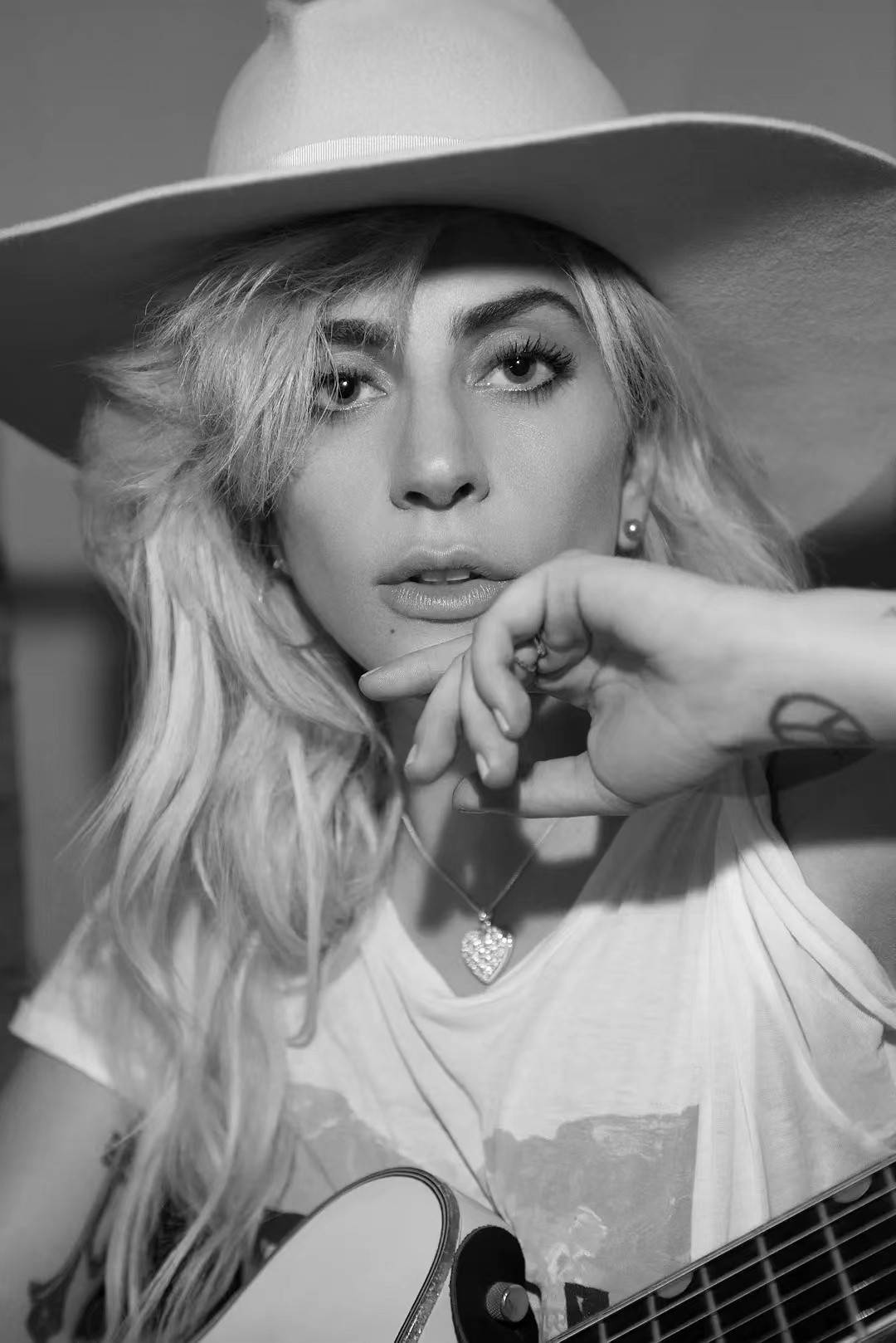 ladygaga穿黑色抹身材紧身裙,一头金发配黑色墨镜,网友:仿佛没老_状态