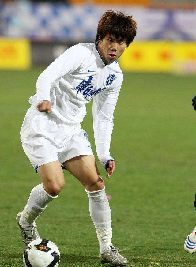 蒿俊闵出道天津泰达,2010年加盟德甲传统劲旅沙尔克04.