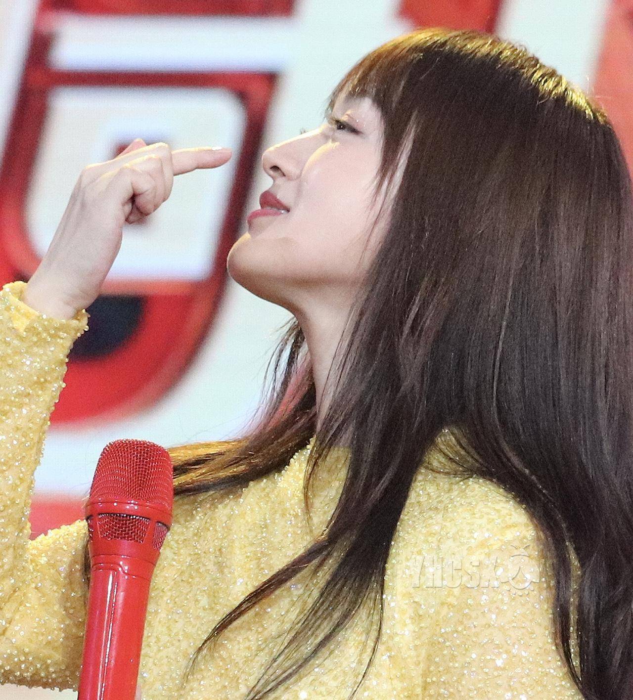 杨钰莹三十年颜值不倒,五官究竟美在哪?