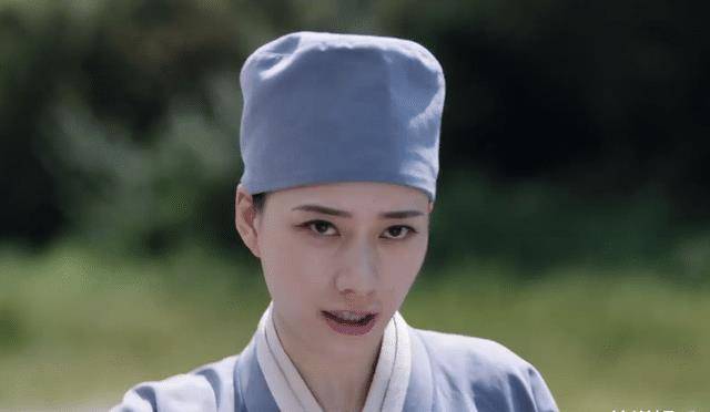 韦小宝看到这样穿着尼姑袍,画着一字眉的阿珂,然后觉得丽春院的一百个