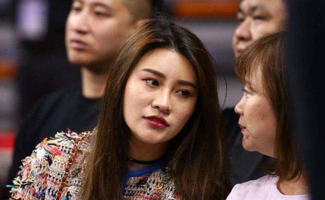 中国男篮球员李根现状,32岁身价过亿,如今妻子是北京富二代_王星洋