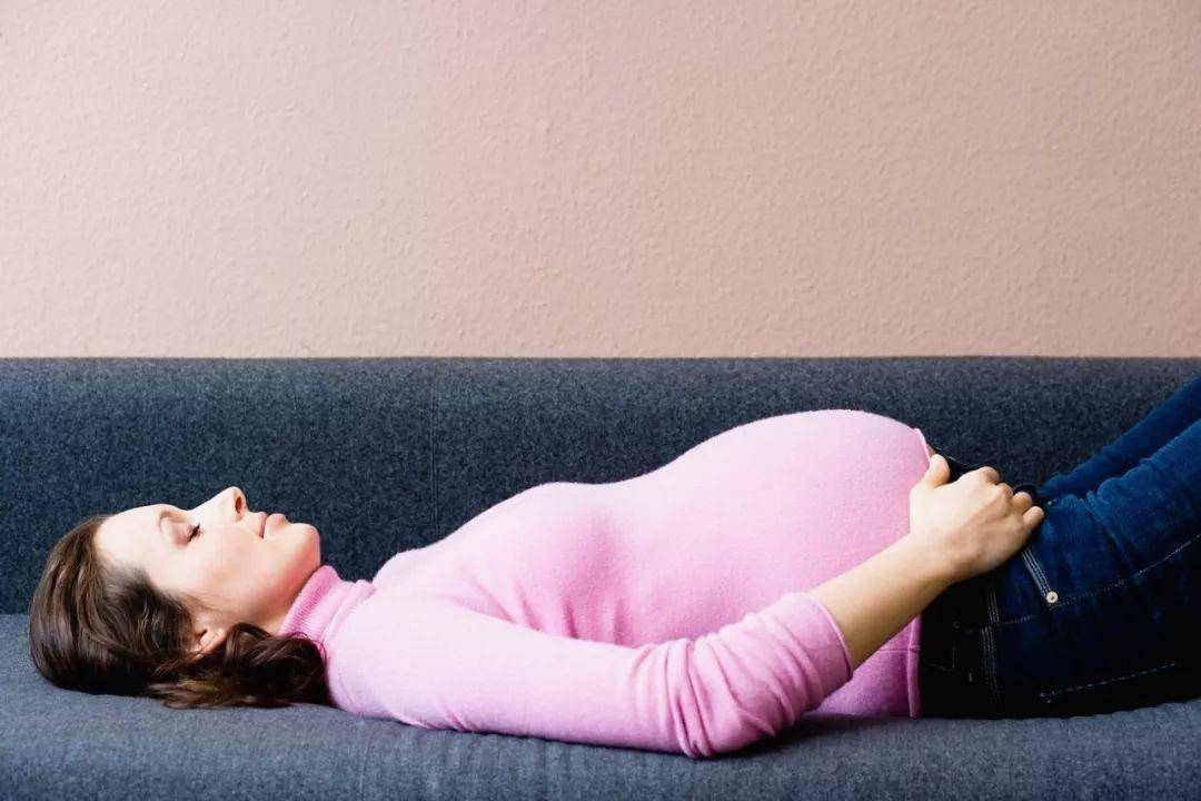 孕晚期的4种睡眠姿势,这种最好,但也不要长时间保持
