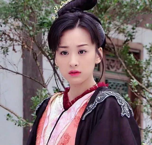 但却遮不住她脸上的忧郁和美丽,她就是由穆婷婷扮演的,电视剧《孔雀翎