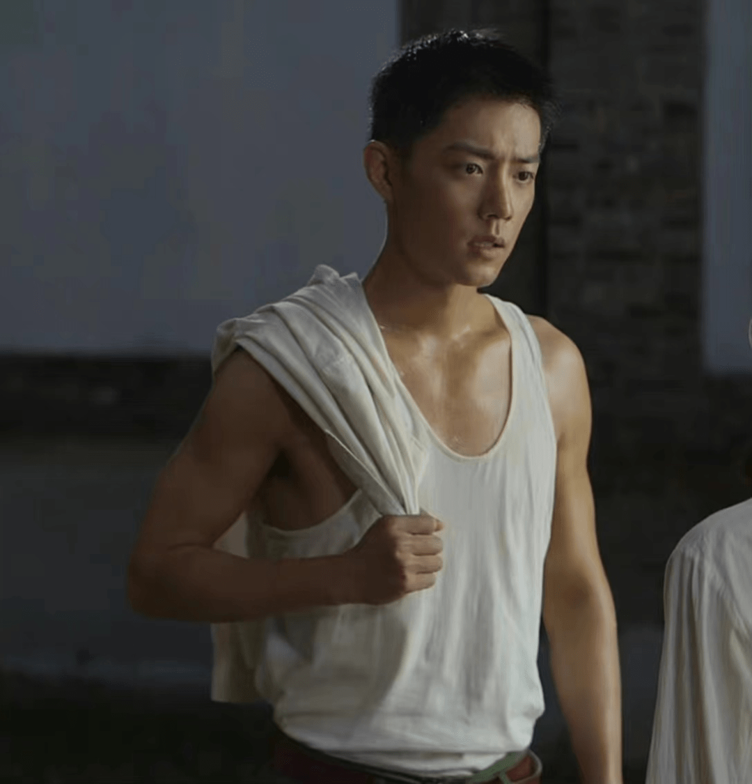 肖战晒泳池大片,大玩"湿身诱惑",裸露胸肌背肌,这身材绝了_肖恩肖