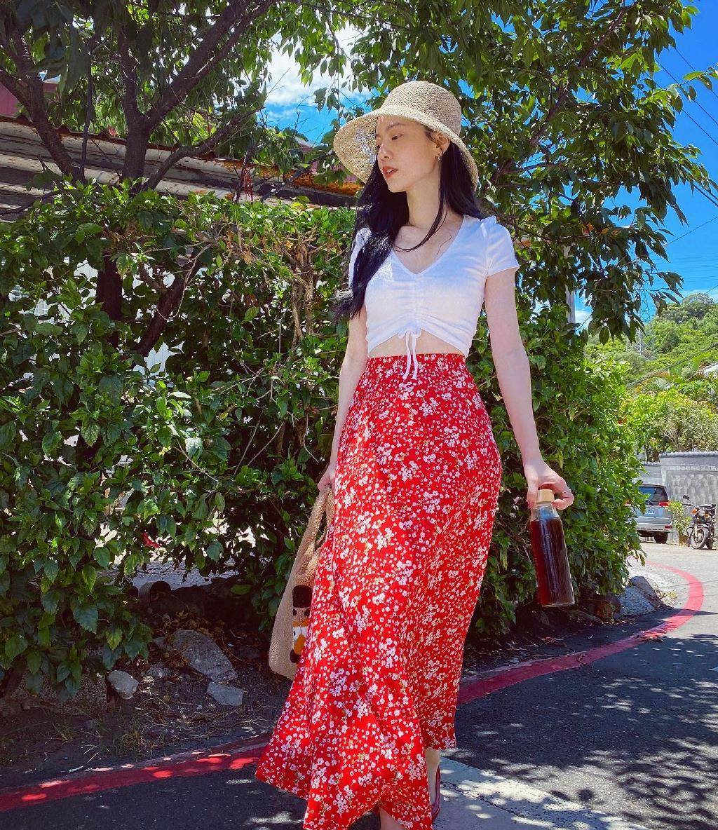 32岁的曾之乔也太美了,穿露脐装碎花裙配红色小皮鞋,明艳撩人_时尚