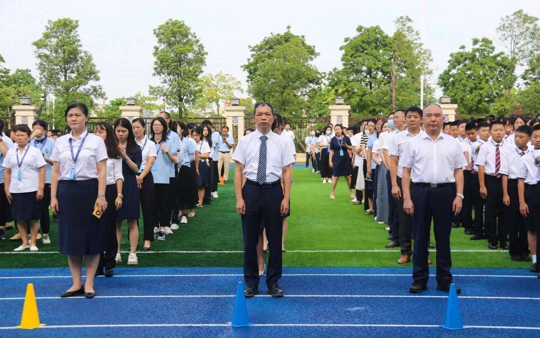 华万学校陆益彰总校长,总校副校长兼中学部执行校长何本中校长,小学部