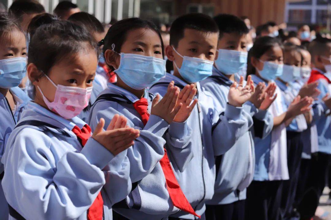 在位于回民区的呼和浩特市第十六中学,学生们身着校服,操场上队列整齐