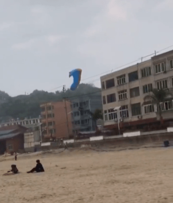 苍南有人玩滑翔伞突发意外摔落沙滩？相关人员回应：人没事，摔落的并非游客