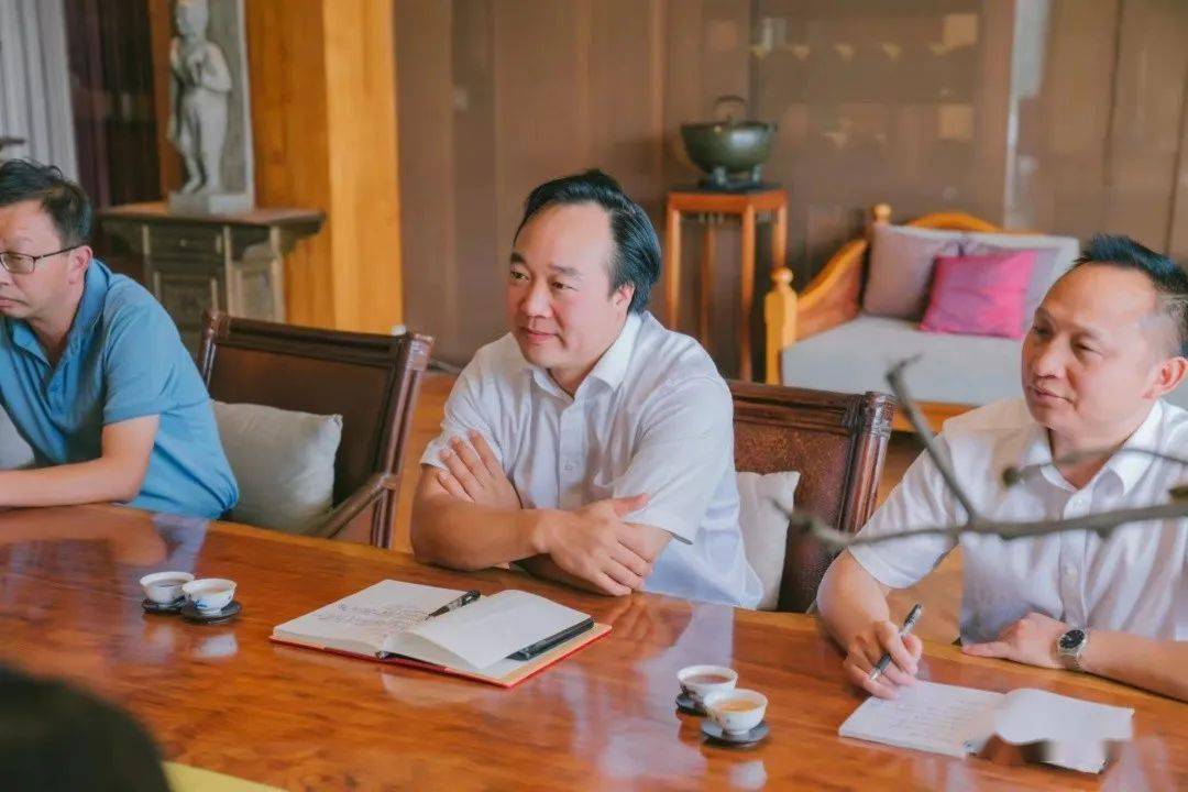 座谈会上,欧明锋一行与著名企业家,柏联集团董事长刘湘云及企业高层