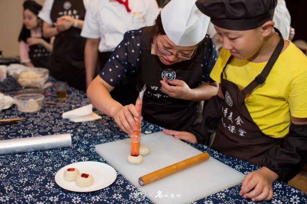 室特别举办"四季美食·大师小课堂——趣玩中秋,童样精彩"亲子活动,把