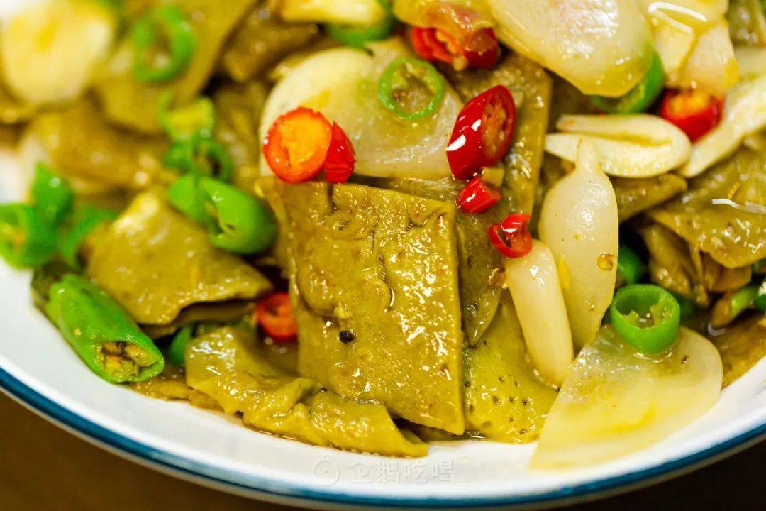 上饶的蛋皮里会加红薯粉,qq弹弹,加上有气孔,把酸萝卜的味道尽数吸走