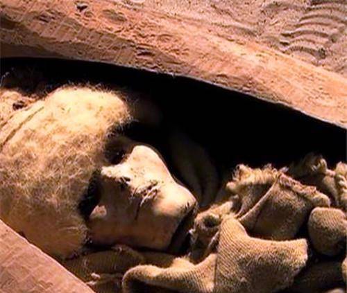 古城挖出一具千年女尸，身上隐藏一特别信息，专家：会颠覆你想象
