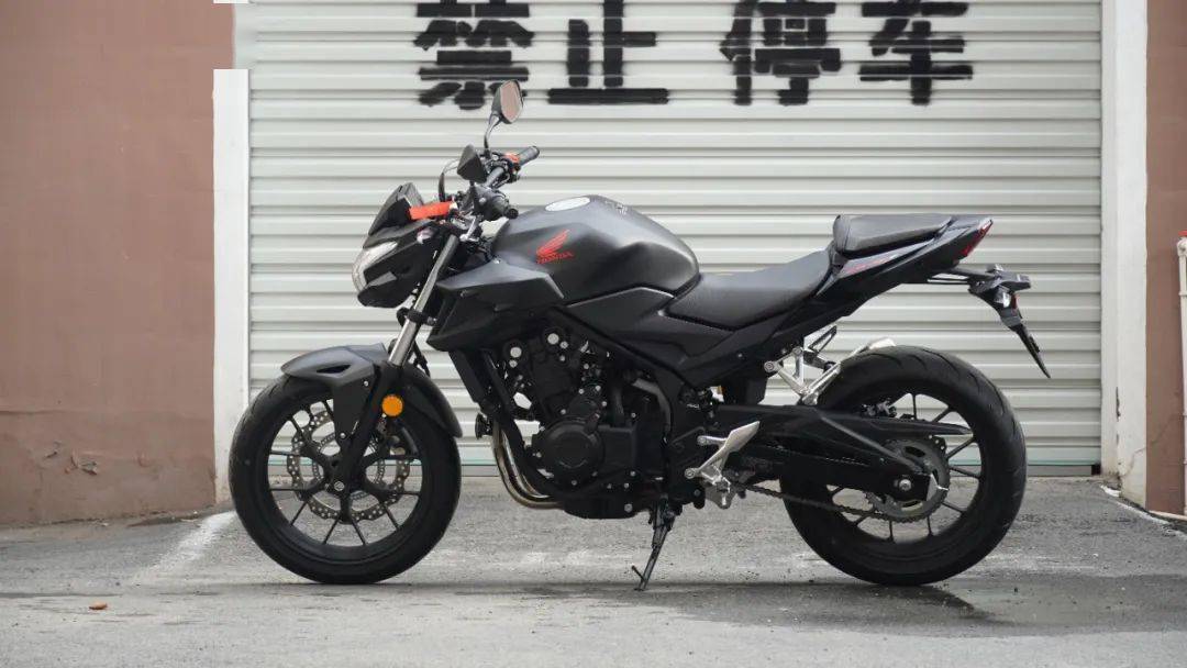 售价39万元,平庸的本田双缸街车cb400f 车型展示