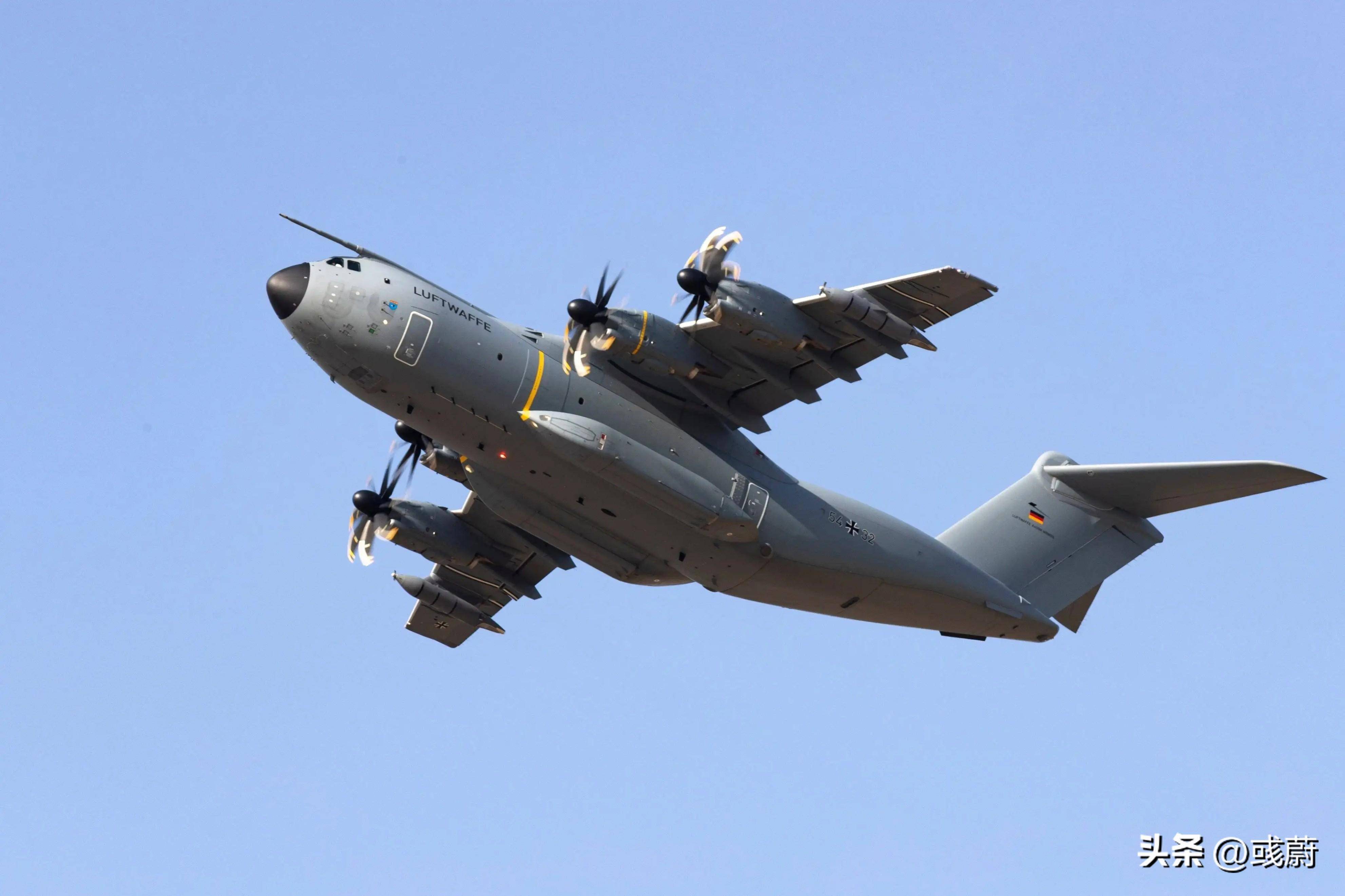 运20再次降落欧洲,鲜艳的五星红旗照耀在欧洲大陆彰显东方实力