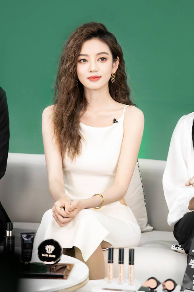 何瑞贤发布港风氛围感光影写真 一颦一笑尽显无限风情