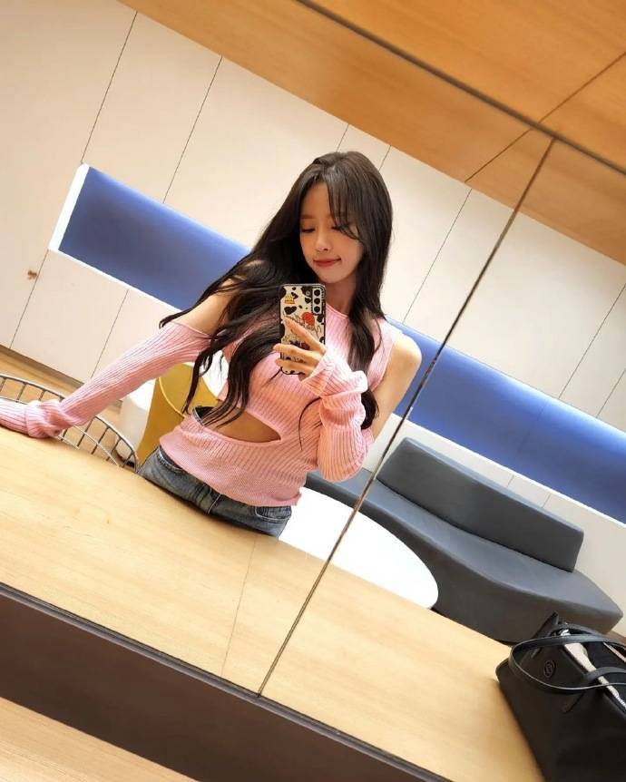 另一方面,李美珠,1994年出生于韩国,今年28岁,2014年以女团lovelyz