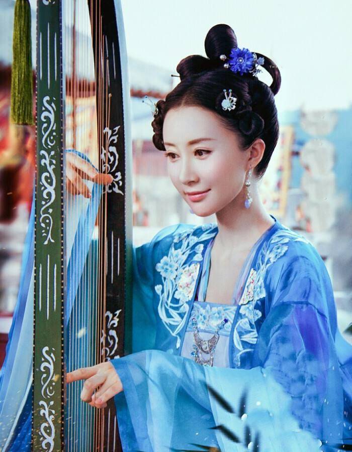 古装剧中的蓝衣造型,贾静雯端庄素雅,赵丽颖清新可人!_蓝色_气质_衣裙