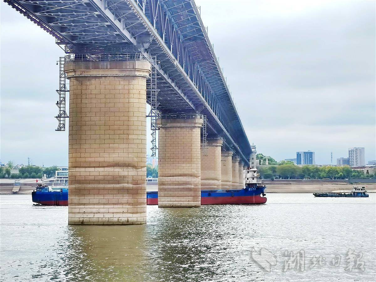 8月31日上午,过往武汉长江大桥下船舶,都选择了在最深水位的桥墩中间