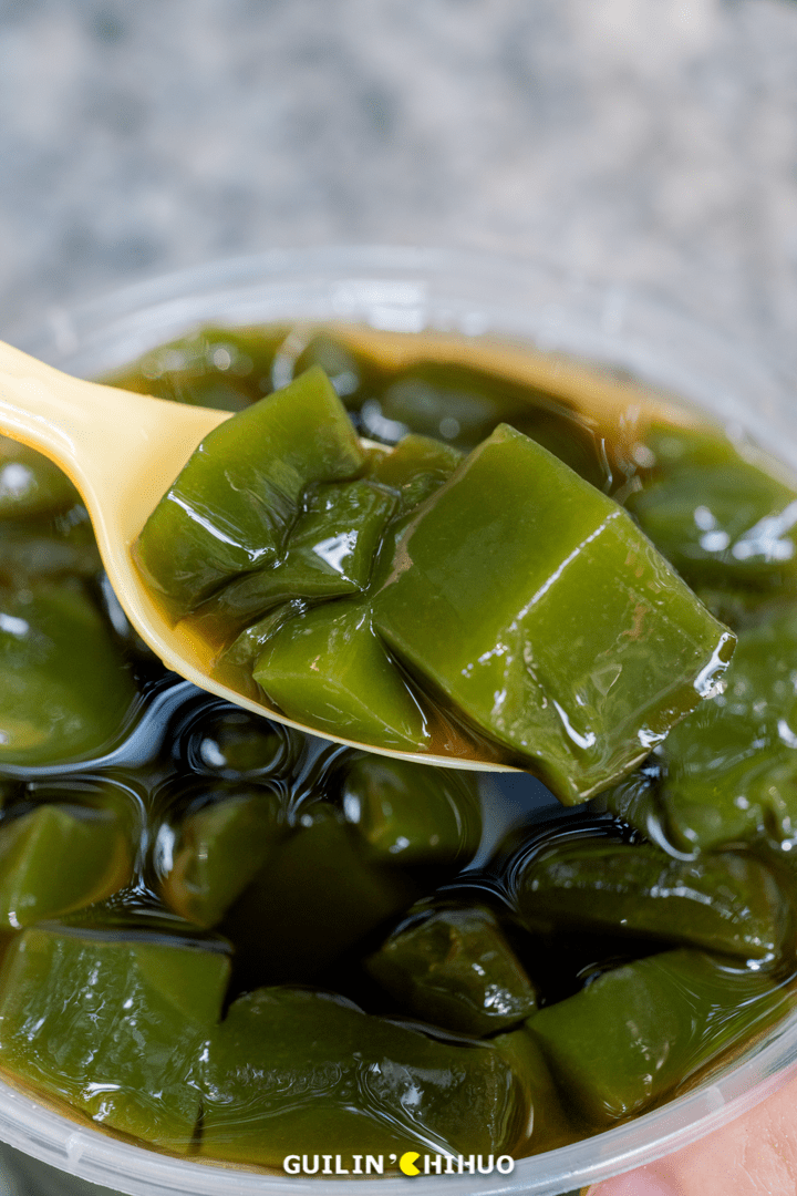 仙人豆腐(也叫仙草豆腐)近几年才在桂林市区内流行起来,之前市里基本