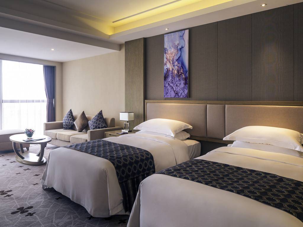 为什么酒店的“单人床”要放两个枕头？酒店女服务员解释很到位