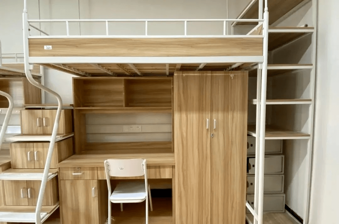 四人间,上床下桌,有饮水机,空调,电风扇,行李架,无独卫,宿舍刷卡进门.