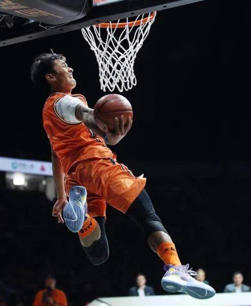 罚球线扣篮致敬乔丹,顽强的自律让1.