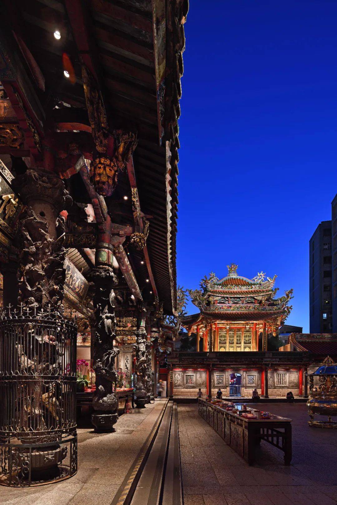 光影lab | 遇见光影里的龙山寺,看艋舺的回溯,回归和回答_台北_照明